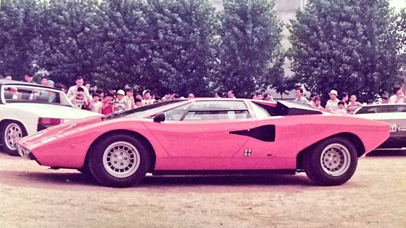 XT225_SEROW's tweet image. 不二子が選択した車種は #ランボルギーニ #カウンタック 。
リアウィング等のエアロパーツの追加が無いので初期型の #LP400 です。
日本でのスーパーカーブームの人気を象徴する車種でした。
北原建雄さんの作画は大塚康生さんと比べるとやはり車の特徴を掴むのは上手くないかな…。
#ルパン三世 #TVK