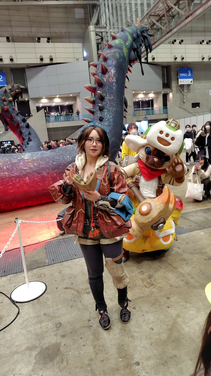 _kami_chan__'s tweet photo. モンハンフェスタ行ってきた
等身大ジンオウガ見れたの嬉しすぎる😍

アルマさん可愛すぎたよ…
娘の「アルマさんだいすき」の声に胸に手を当てて応えてくれたの本当に有難すぎる😭

入場待機列長蛇の列過ぎて2時間頑張ったけどその甲斐はありました
パンフ買えなかったのは残念！
#モンハンフェ���タ https://t.co/Kt8xFigqrJ