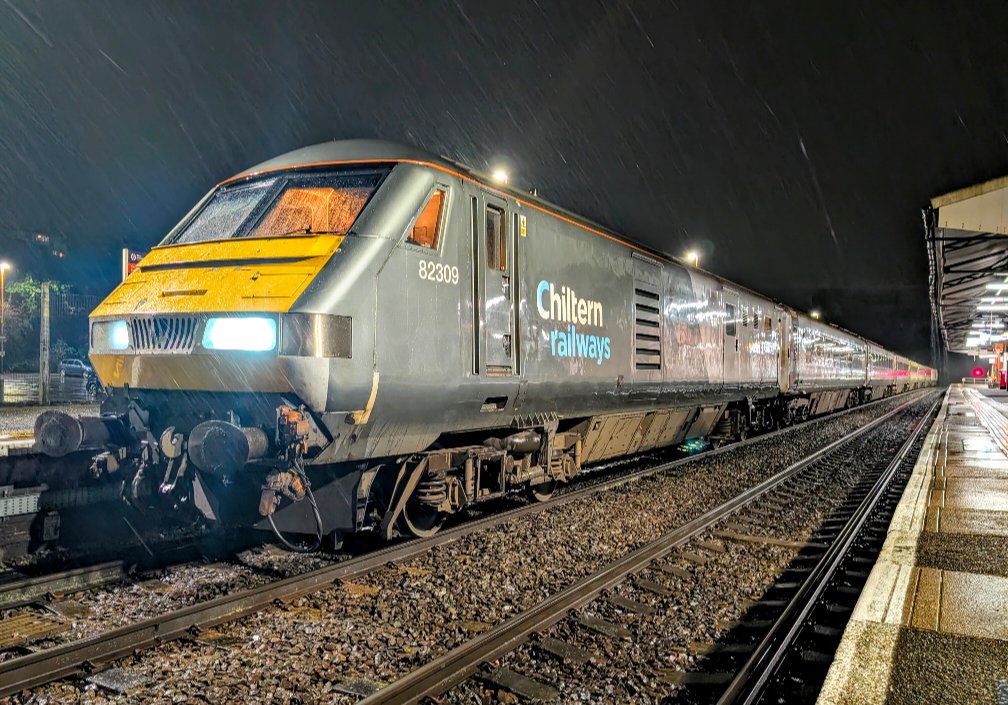 DownOnTheStour's tweet photo. We can't ignore the true star of the Mark 3 sets. The Mighty Class 82 🔥

All that power contained in a sleek form I don't know how the 68 handled being dragged and pushed by these beasts 🙌

#DOTS #trainphotography #railwayphotography #class82 #DVT #beast #hellfire https://t.co/bU3vrwsrHd