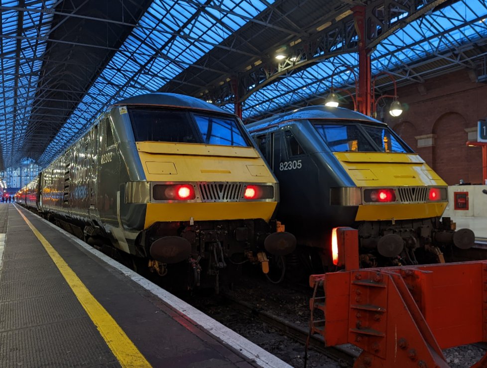 DownOnTheStour's tweet photo. We can't ignore the true star of the Mark 3 sets. The Mighty Class 82 🔥

All that power contained in a sleek form I don't know how the 68 handled being dragged and pushed by these beasts 🙌

#DOTS #trainphotography #railwayphotography #class82 #DVT #beast #hellfire https://t.co/bU3vrwsrHd