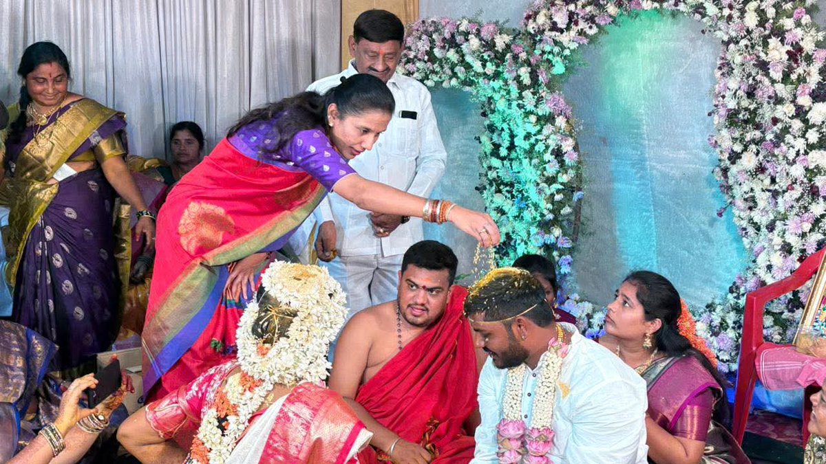 గుంతకల్ పట్టణము నందు బీరప్ప ఫంక్షన్ హాల్ నందు వైఎస్ఆర్సిపి నాయకులు టౌన్ బిజినెస్ అధ్యక్షులు గువ్వల రమణ గారి కుమారుడు వివాహ కార్యక్రమం లో ముఖ్యఅతిథిగా హాజరైన అనంతపురం జిల్లా ఉపాధ్యక్షురాలు శ్రీమతి Y నైరుతి రెడ్డి గారు మరియు వైఎస్ఆర్సిపి నాయకులు కార్యకర్తలు పాల్గొన్నారు