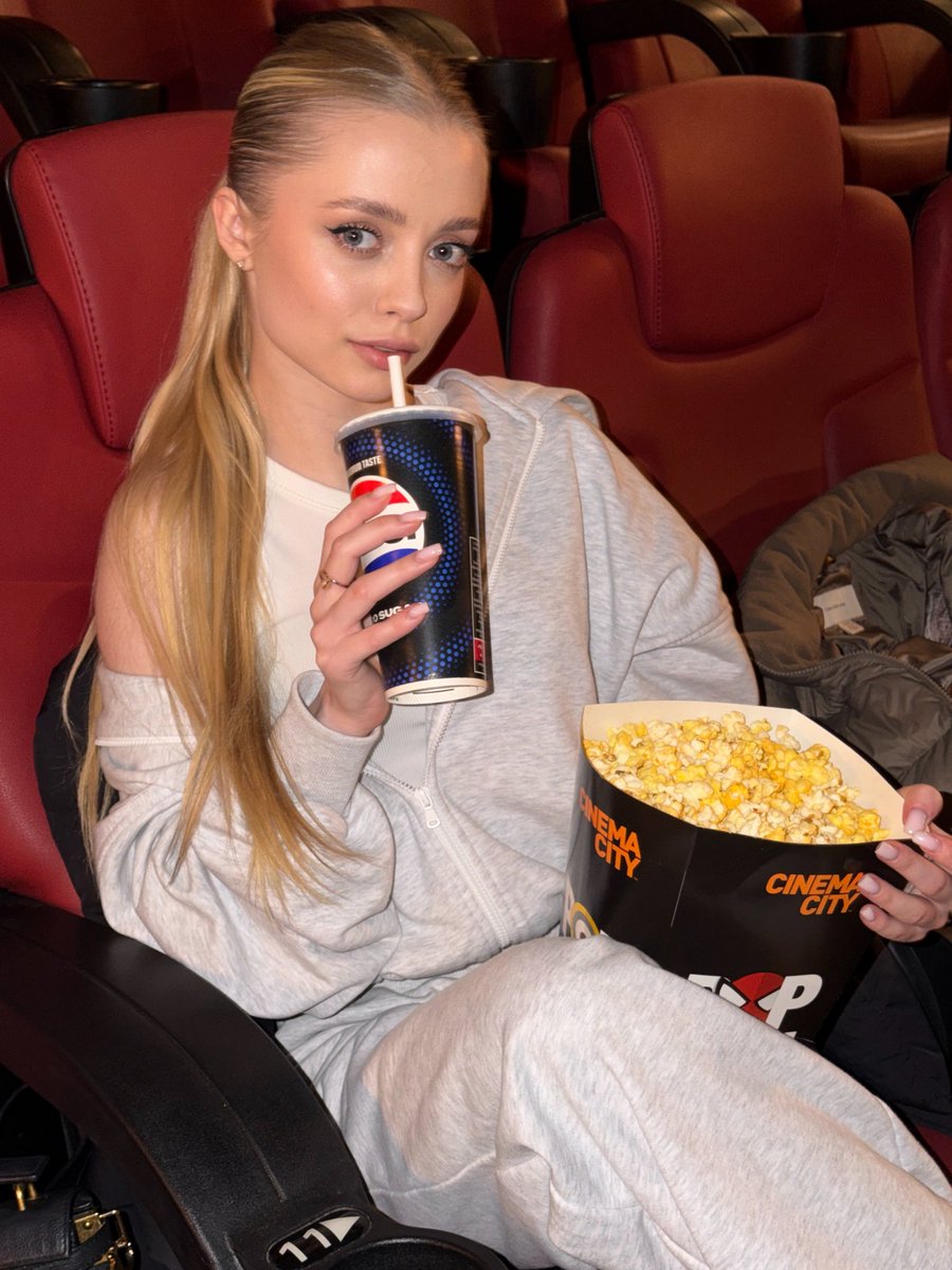 minimollyq's tweet photo. Movie time 🍿 https://t.co/G00eY4BrLt