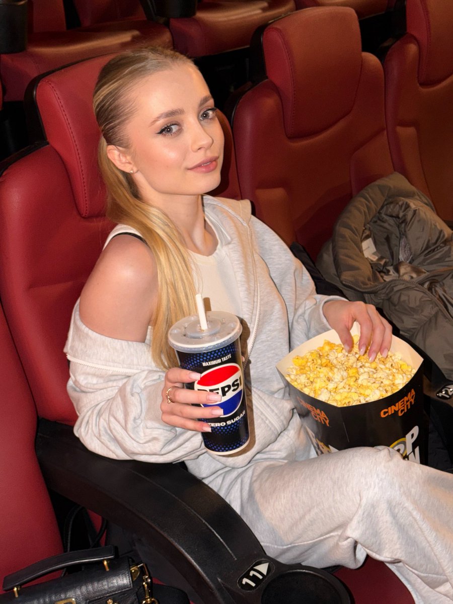 minimollyq's tweet photo. Movie time 🍿 https://t.co/G00eY4BrLt