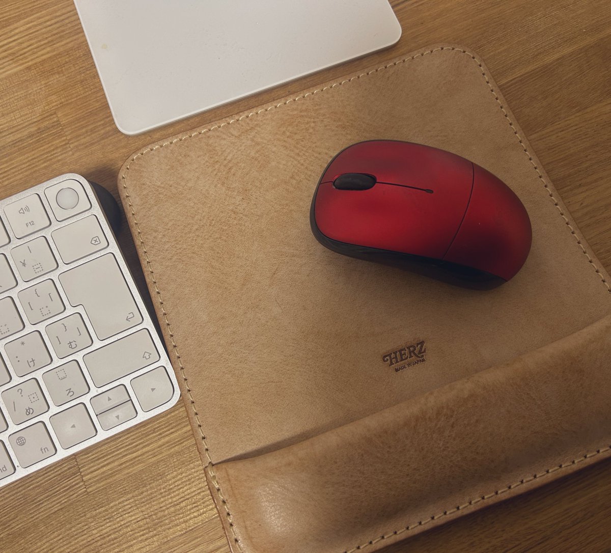 革のマウスパッドを買いました。 手触りがいい〜😍レスト部分の