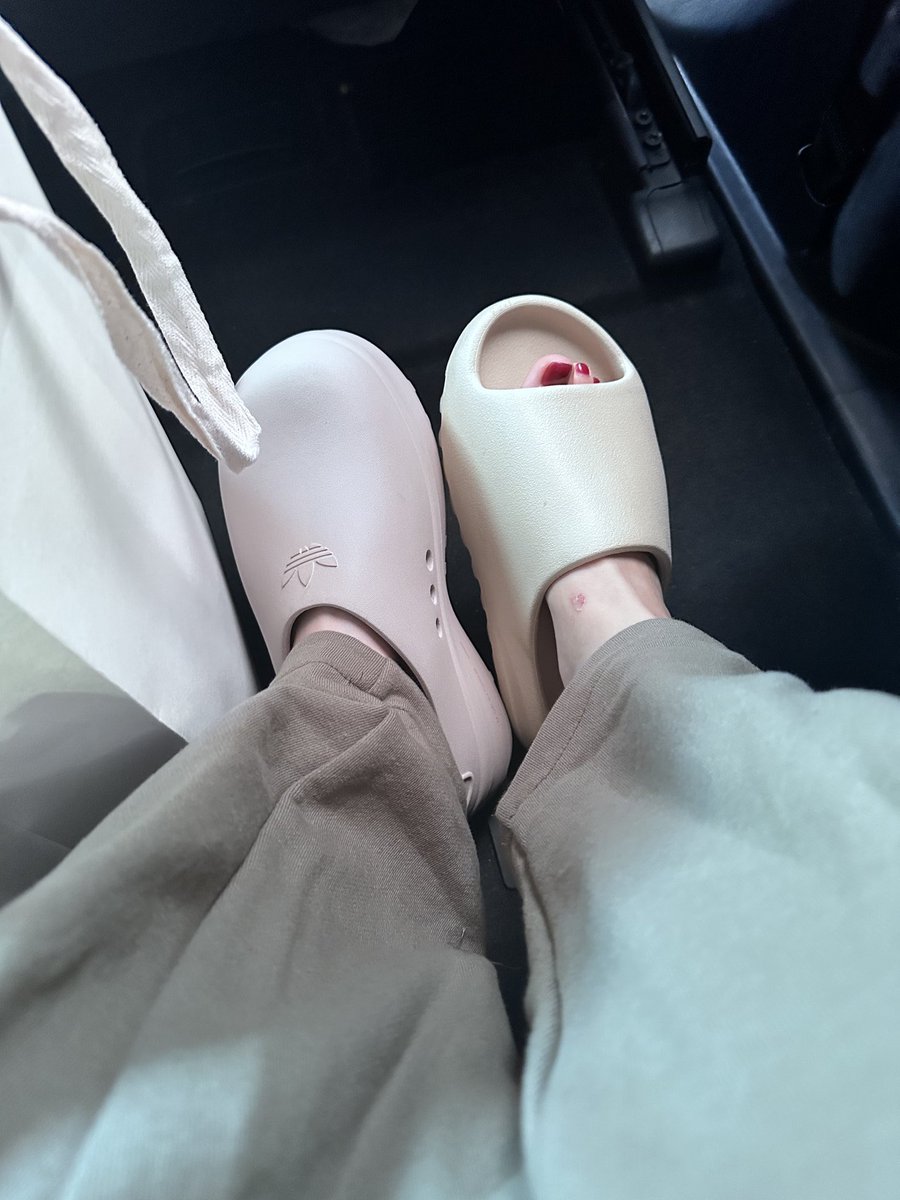 the don’t panic blanket cause he saw on younjung’s namuwiki page that she got so nervous during moving presscon that she wore mismatched shoes 😭😭😭