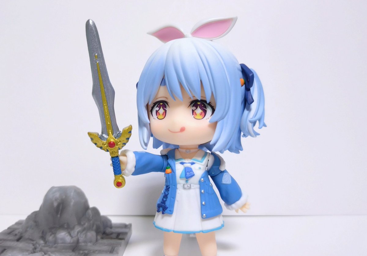 ドラクエびっくらたまごはロトの剣が出たぞい
若干デフォルメかかってるからねんどろいどに丁度良いし台座がグラデーション塗装されてるのが地味に驚きましたね