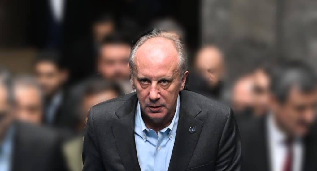 Muharrem İnce AKAPEYE Ananızı s*kerim bakışı attı