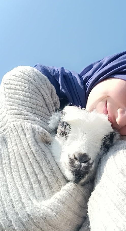 “Bir keçi düşünün…
Ama sıradan değil, benim küçük kızım 🐐✨”