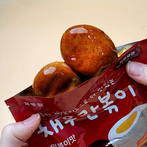 매운거 사랑하는 다이어터들 당장 메모... 📝

다이어트 중에 신전떡볶이 미친듯이 땡길 때 구원템 찾음.

"채우란볶이" 떡볶이맛인데,
후추 팍팍 들어간 신전 특유의 매콤한 맛이 남.
탄수화물 폭탄인 떡 대신 훈제란 스타일의 깐계란이라
단백질도 채우고 죄책감 0임. 

단백질 13.1g 당류 3.7g
