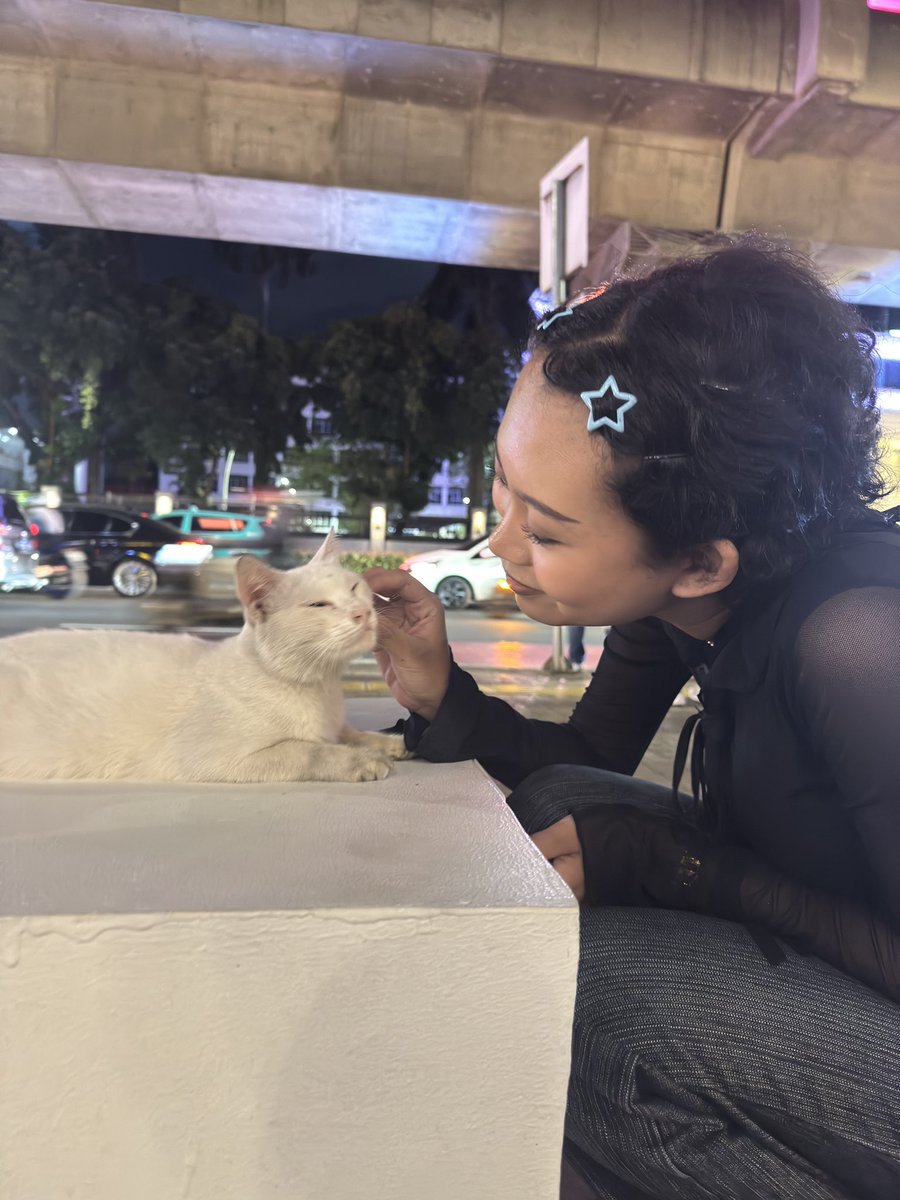 Me with cats🐱 (ive been scrolling my gallery and admiring my long hair (i miss them))