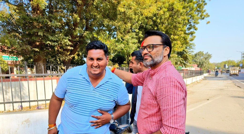 _Team_LS's tweet image. श्री @_lokeshsharma जी का आज बीकानेर दौरे के दौरान शहर के युवा साथी ऋषि व्यास जी, राहुल व्यास जी, मुकेश रामावत जी, गौरव व्यास जी, कैलाश तंवर जी की मुलाकात।
#Bikaner