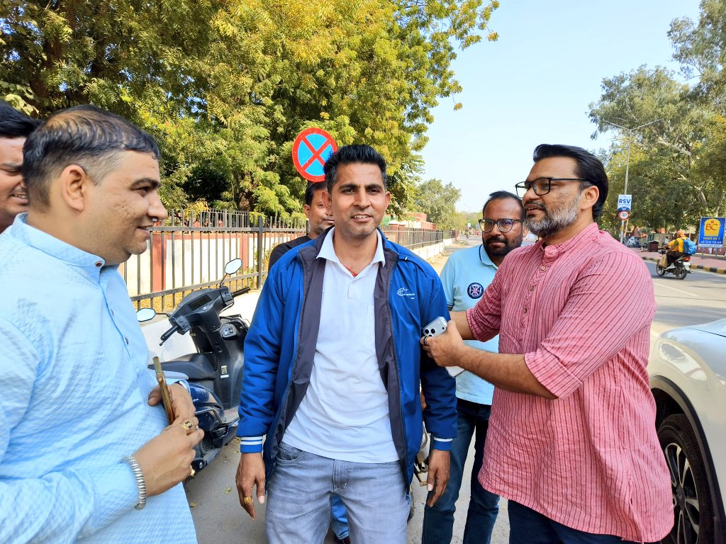 _Team_LS's tweet image. श्री @_lokeshsharma जी का आज बीकानेर दौरे के दौरान शहर के युवा साथी ऋषि व्यास जी, राहुल व्यास जी, मुकेश रामावत जी, गौरव व्यास जी, कैलाश तंवर जी की मुलाकात।
#Bikaner