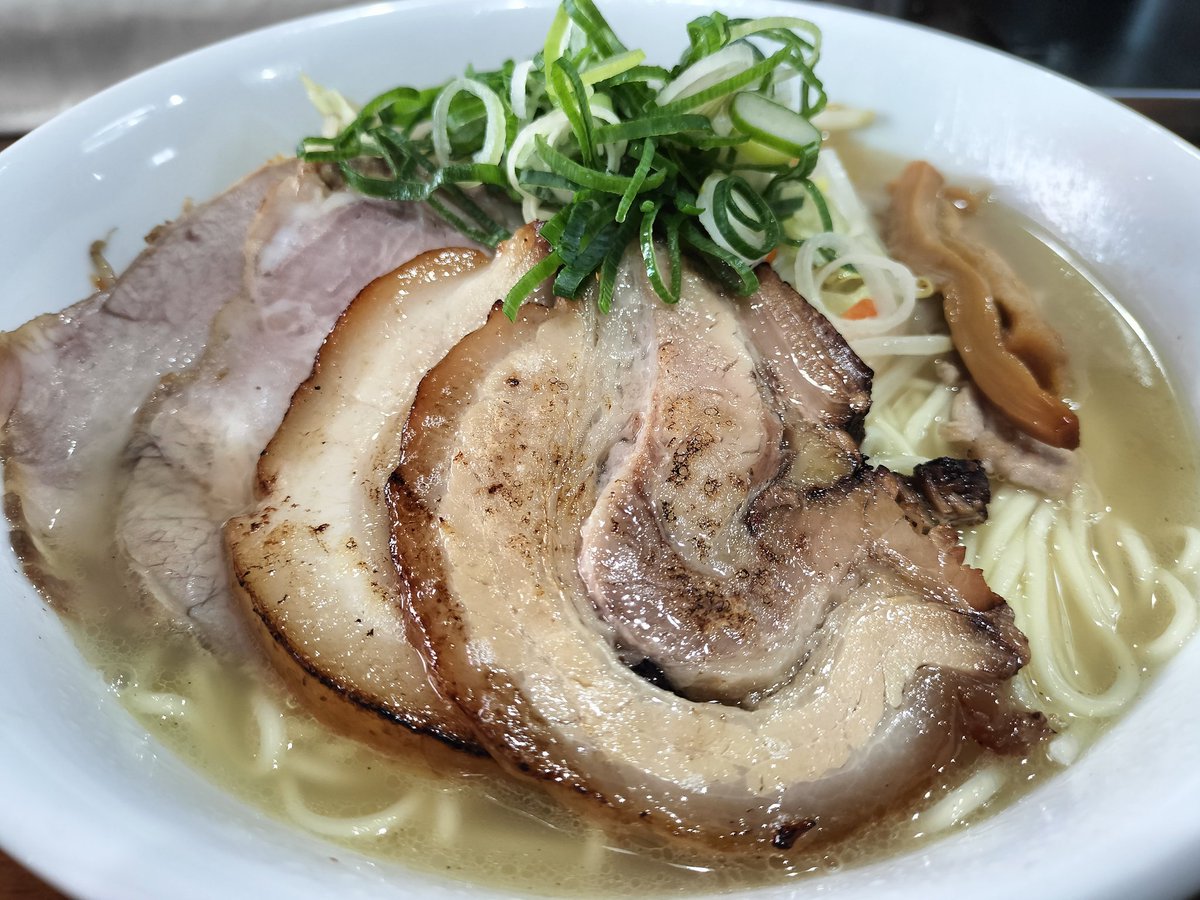 genta2123's tweet photo. 近大前商店街にできた「丸亀麺学校」でラーメンいただきました。スープは鶏ベースのスッキリした味。具材がたっぷり、チャーシューは肉の旨味が詰まった食べ応えあり。ごちそうさまでした😊 https://t.co/kitX6O6eJ0