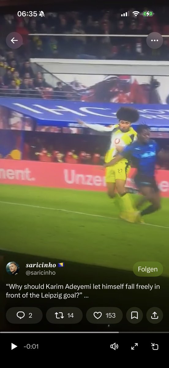 Adeyemi ist zu keiner Zeit vor dem Leipziger. Dann zieht er mit der Hand an der Schulter. Der Leipziger kommt ins fallen. Adeyemi stellt sein Bein rein und im Fall trifft der Leipziger ihn. 
Achtet beim 2ten Bild auf die Blicke wer auf den Ball schaut und wer nicht.