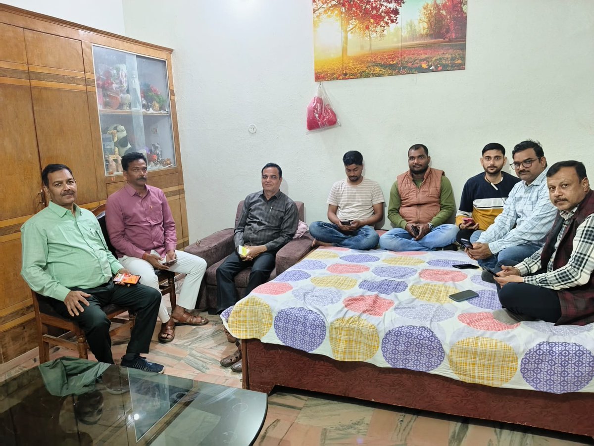 AKASH4478's tweet photo. "न्याय का पहिया सदा आगे की ओर चलता है,
पीछे मुड़कर जो अपनों को रौंदे, वो न्याय कब फलता है?
#JusticeForTeachers
@DrDCSHARMAUPPSS @BJP4India @dpradhanbjp @RahulGandhi @yadavakhilesh @myogiadityanath @harishkumaUPPSS @bstvlive @rajnathsingh @JagranNews @Aamitabh2 https://t.co/wRCObN2dKk