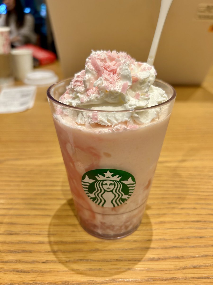 Dancer_Taku's tweet photo. 店舗のグラスで飲むの初めてかも！！
今年の桜は白桃も入ってて美味しい〜💖
すでに3杯目(≧∇≦) https://t.co/JbZtTUe5F0