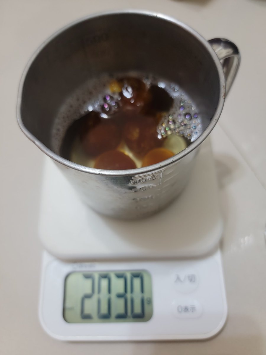 letsshower's tweet photo. 把皂分成糰，從不透明狀態，漸漸轉成透明的膠萃狀態，之後裝瓶保存，取一部分榛果松香皂與之前的椰子松香皂溶解成液態慕斯家事皂，等待完全溶解後再加入甘油，可以保濕也可以支撐泡沫。
#letsshower
#手工皂 https://t.co/nxtFxEHfYx