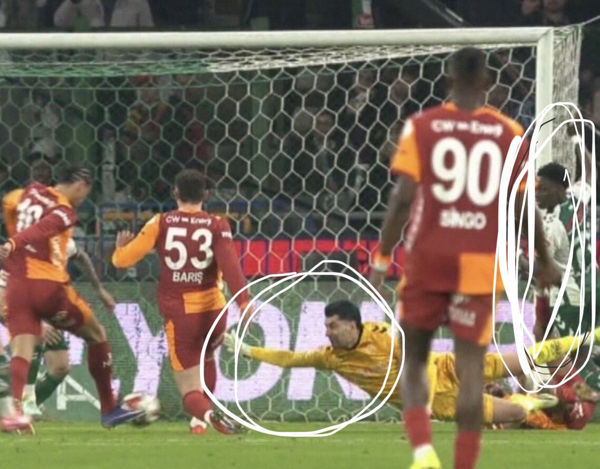 Kalecinin yetişemediği topa arkadaki Konyalı yetişecek dediler! #yabancıvar gelmezse bu hırsızlar daha cok hakkımızı yiyecekler! <a href="/GalatasaraySK/">Galatasaray SK</a> yönetimi uyan artık!