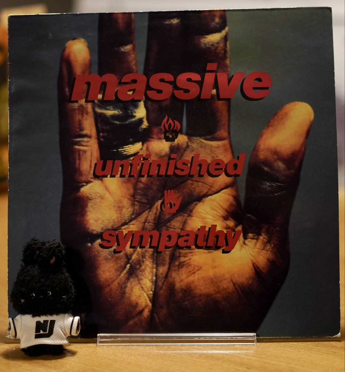 マッシヴ・アタックが湾岸戦争により、「MASSIVE」表記になった実際の