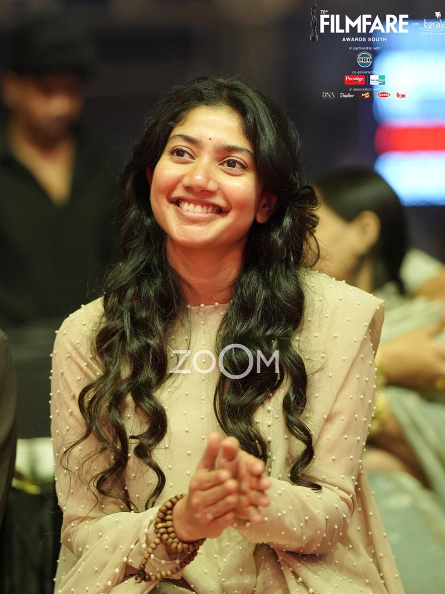 srini_325's tweet photo. Happy Sunday
#SaiPallavi ❤️ https://t.co/BZtPm8lC65