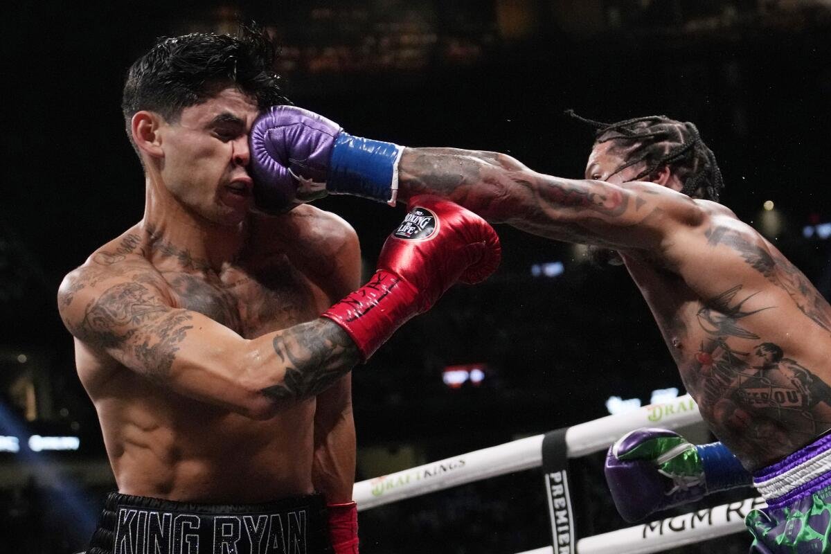 🇺🇸 Ryan Garcia wins the full WBC welterweight title with a dominant unanimous decision over Mario Barrios in Las Vegas.
Scores: 119-108, 120-107, 118-109. 
Garcia improves to 24-2 after an early Round 1 knockdown.