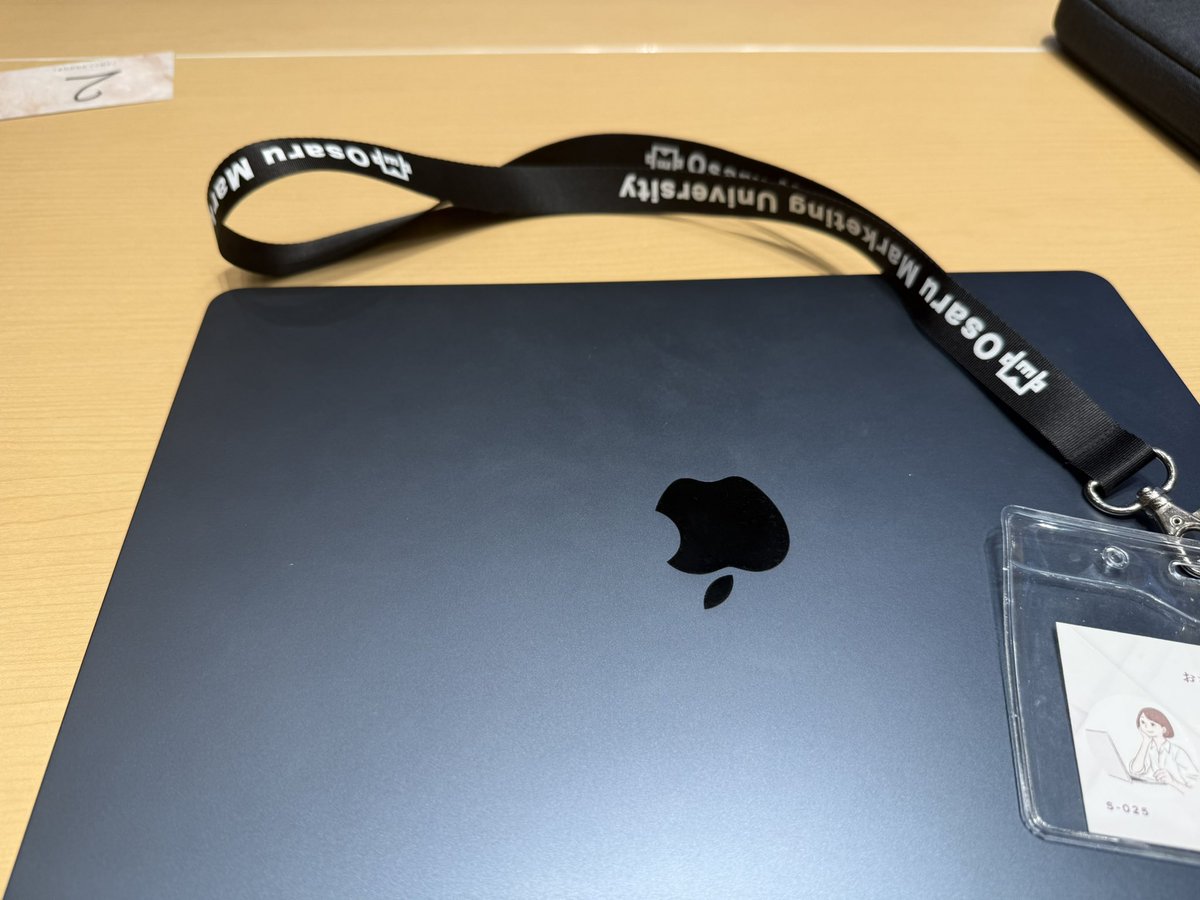 satonodesign's tweet photo. 2026年初のおさる大阪オフ会参加してきました！

・売れるコンセプト＆発信軸の決め方
・おさる式キャッチコピー設計
・AIを使ったリサーチ方法
・成功事例共有＆次回までのタスク決め

テクニックも大事。
分析も大事。

でも最後は、この人のもとで頑張りたい。この人のために結果を出したい

そう思わせられるかどうか。

打算だけじゃなく、1〜2割の本気の想いを入れておくこと。

結局、与えられるのはきっかけだけ。
自ら動きたくなる状態を、どう作るか。

いやー、早く仕事したい！！

熱量高すぎる空間でした🔥