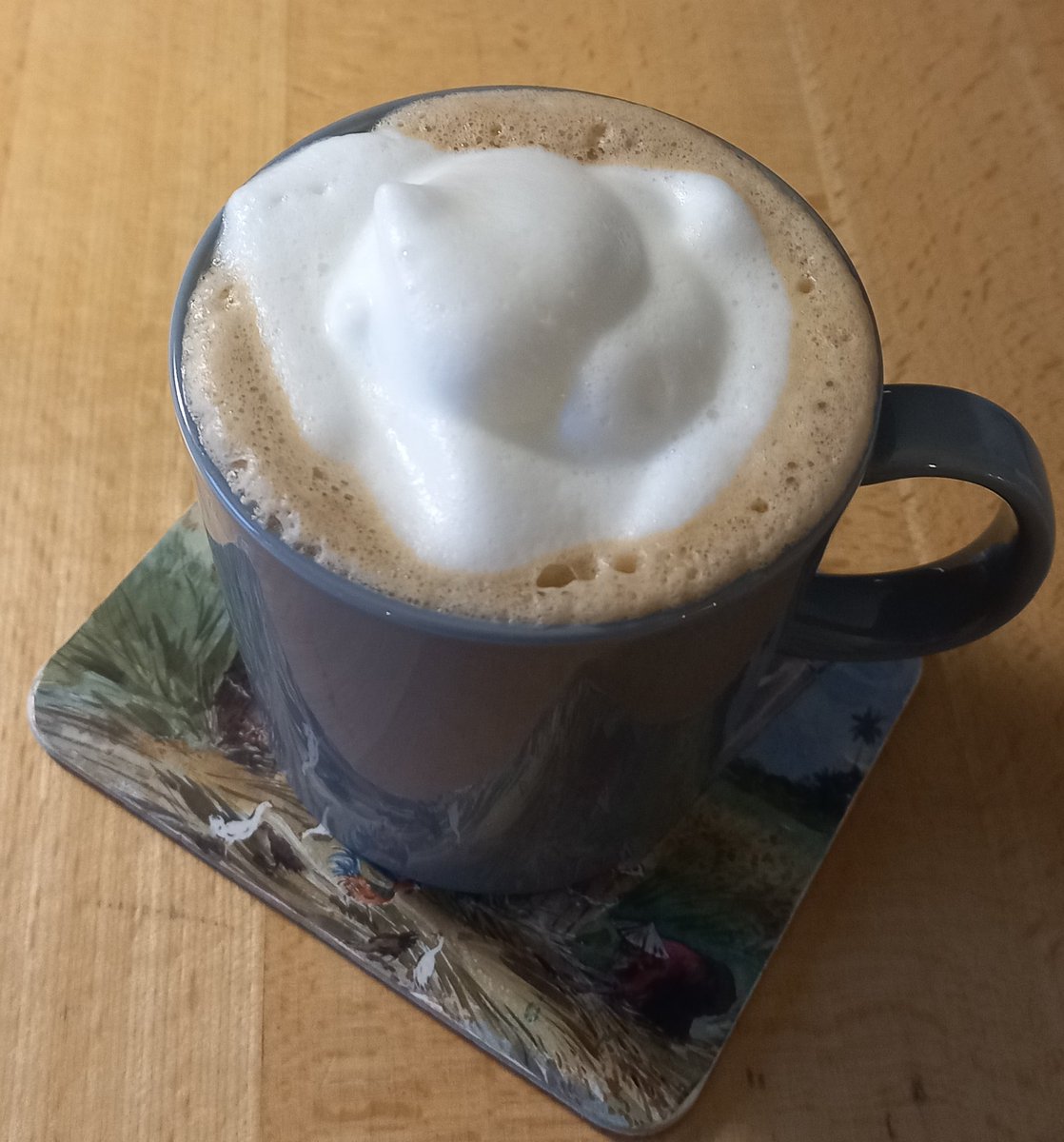 Zo, mijn verwen koffie: zwart met alleen melkschuim en geen melk. Dus géén cappuccino zoals je hem meestal krijgt 😉
En verder met de krant