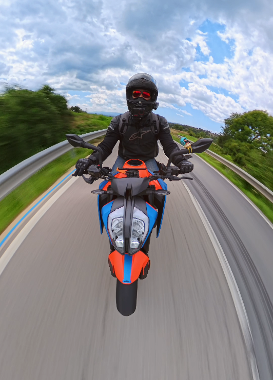 GawlBike's tweet photo. @SergiSimulacion Muchos piensan que es IA por que tiene desenfoque de movimiento y están demasiado acostumbrados a imágenes super limpias en las cámaras de acción.
Con un filtro ND da el mismo resultado.
Algo que la IA no tendría sería las rascadas que ha dejado la moto en el surco https://t.co/o7XS4hMDVH
