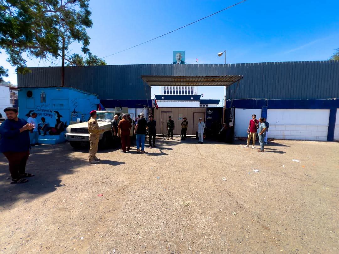 قوات العمالقة تغلق مقر الجمعية العمومية للمجلس الانتقالي في مديرية التواهي بعدن.