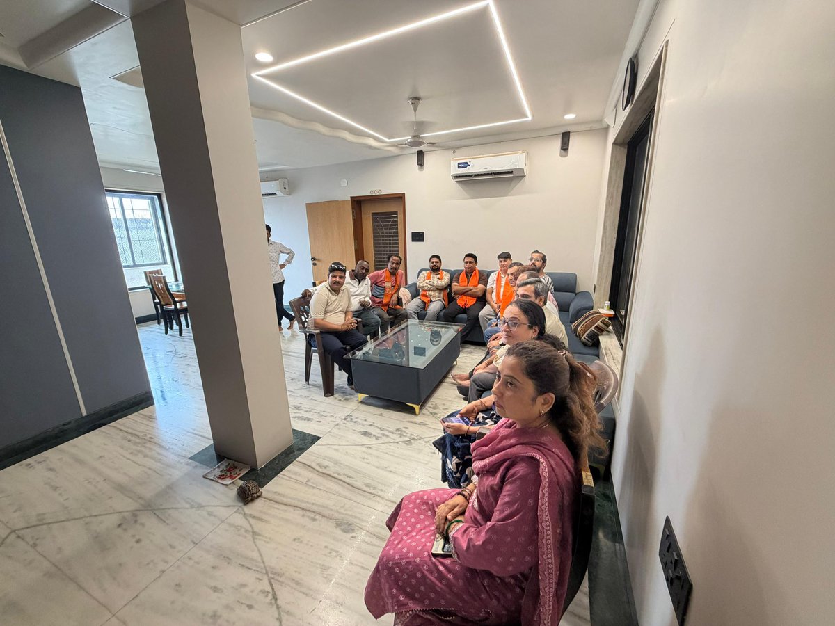 shilpeshD's tweet photo. વાપી બજારના વેપારીઓ સાથે માનનીય વડાપ્રધાન શ્રી @narendramodi જીના #MannKiBaat કાર્યક્રમને સામૂહિક રીતે નિહાળ્યો.

રાષ્ટ્રહિત, વિકાસ અને આત્મનિર્ભર ભારતના સંકલ્પને મજબૂત બનાવતી પ્રેરણાદાયક ક્ષણો.🪷
@BJP4Gujarat 
@iJagdishBJP 
@ratnakar273 https://t.co/zvwngoGJIf