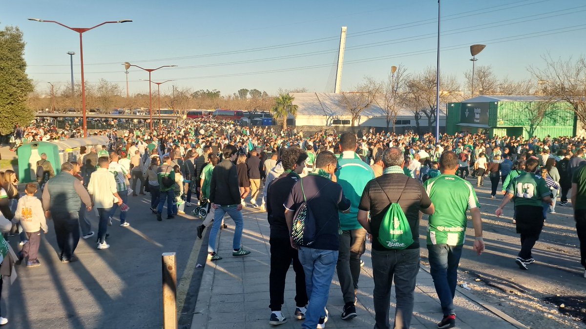 Jmcastizo1907's tweet photo. Lo de cuando parece que vamos a ganar un partido en teoría asequible ,Damos el petardazo no nos salva ni Pellegrini,el mister de los RECORDS,una pena porque nos priva del sueño de meternos en la ansiada CHAMPIONS https://t.co/6pM7rwkdsg