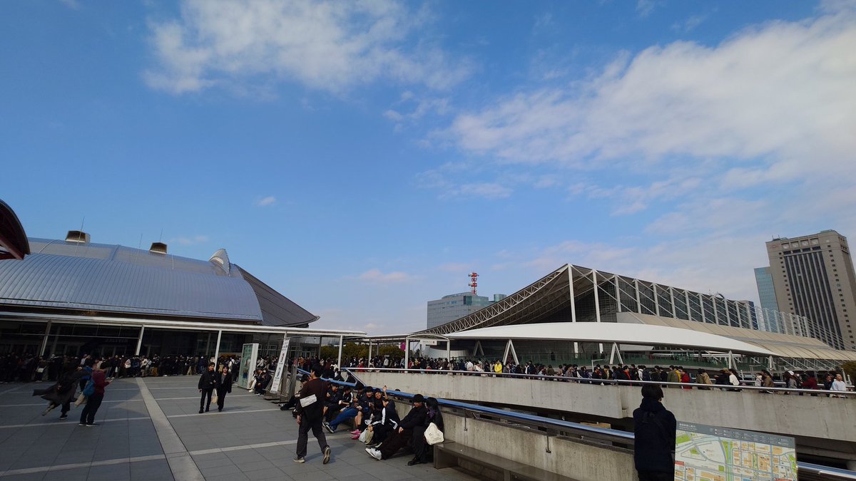 k_pivot's tweet photo. 今日、行ってはいたんですがね
タイムアウトでした
クエスト受注条件満たせず

②11時頃タクシー乗り場を道路をはさんで反対側から📸
　黒く見えるのはだいたい人です
③12時頃　左が入口
　だいたい人です
④12時頃③の位置で振り返ると
　人です

画角外に人がたくさん居ます

マジで何人居たんだろ https://t.co/gN73X0fnGf
