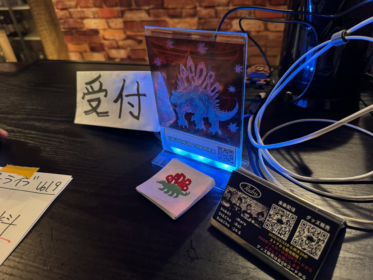 padro616280's tweet photo. スーパーライブ開演です！Reiがアクリルスタンドを作ってくれました！
ステッカーと名刺置いてますのでご自由にどうぞ！配信始まったサイトです！↓
https://t.co/QZqlLGeNJl https://t.co/hMtkthIImf