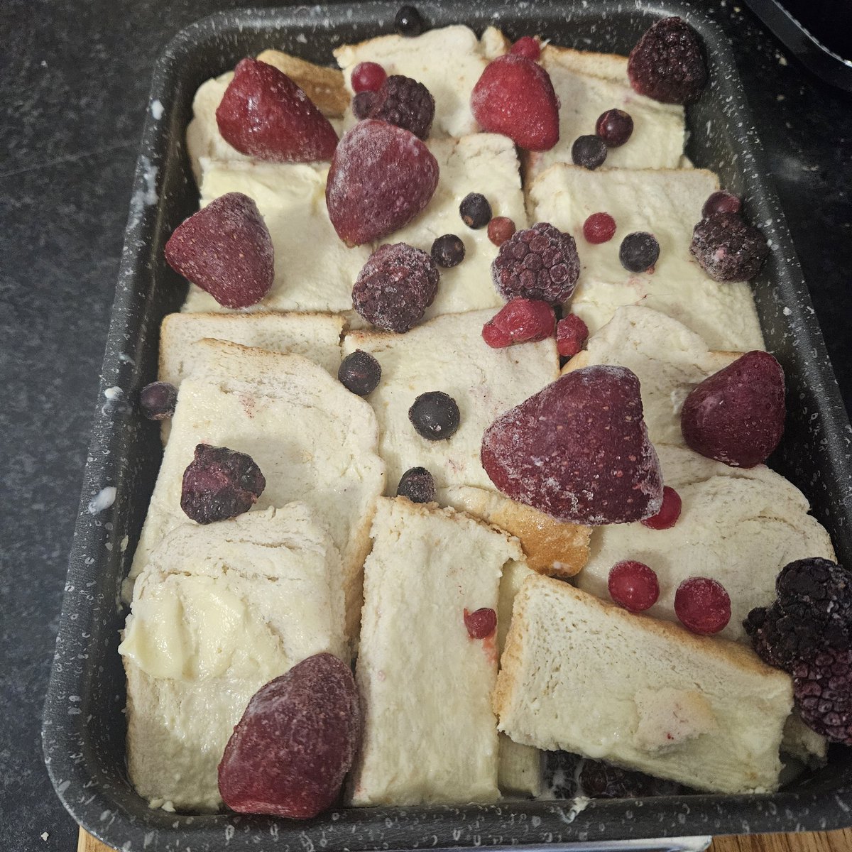 AwTroon's tweet photo. A wee old fashioned bread and butter pudding for lunch today. Using up bread and frozen berries left in the freezer from Christmas. #WeeScottishWuminCooks #BreadAndButterPudding https://t.co/n4h6VqCO7Y