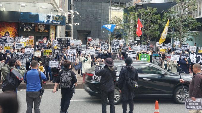 okada122400's tweet image. 皆さん見て下さい

これが極左しばき隊です。

自分達に不都合な報道するTV局を囲み威嚇。