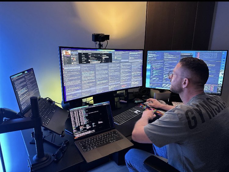 iafocus_fr's tweet photo. Peter Steinberger :

43 projets ratés.
Le 44e devient viral.
Menaces juridiques.
Hack crypto.
Rebrand secret.
180K ⭐ sur GitHub.
Acquisition par OpenAI.

Pas de VC.
Pas d’équipe géante.
Juste un solo founder qui ship.

La persévérance > le talent. 🚀

#AI #Startup #Build https://t.co/Uwksc3KJ06
