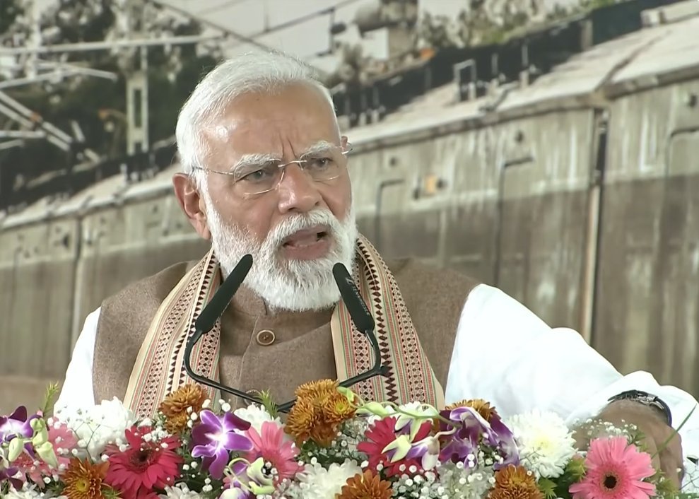 महिला सांसदों को भेज करके सीट पर कब्जा करके आप प्रधानमंत्री नहीं बन सकते हो।

क्या आपलोग इतने खोखले हो गए हो कि माताओं-बहनों को इसके लिए आगे कर रहे हो। 

कांग्रेस देश के लिए बोझ बन गई है।

एक बात मुझे संतोष है कि दिल्ली में जो घटना घटी, कांग्रेस के सभी साथी दलों ने कांग्रेस की