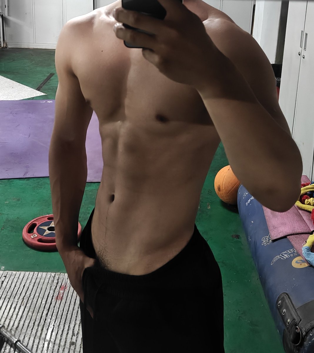 新年第一发
#宽肩窄腰 #男菩萨 #体育生 #腹肌
