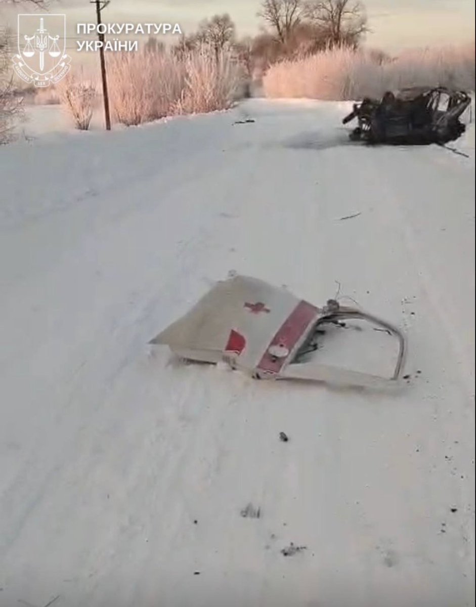 ilario82's tweet image. Regione di Sumy, Ucraina. Un'ambulanza sotto attacco, 4 morti. Era andata a prelevare due fratelli feriti in un bombardamento, uno di 17 anni. Una volta ripartita è stata colpita di proposito con un drone fpv. Morti i due fratelli e due soccorritori. Crimini su crimini.