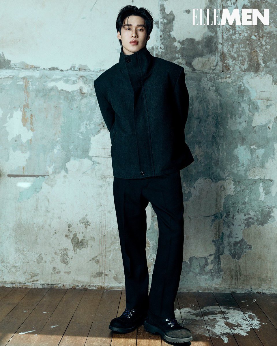 #ELLEMENVoices

อีกด้านของพลังนักแสดงรุ่นใหม่ พีค-ภีมพล ถูกถ่ายทอดผ่านงานเทเลอริ่งที่เฉียบคมและโครงสร้างอันประณีต แจ็กเก็ตสูทและเลเยอร์ที่วางจังหวะอย่างตั้งใจ ขับเน้นบุคลิกที่เติบโตขึ้น พร้อมก้าวสู่บทบาทใหม่ทั้งบนจอและบนรันเวย์

#ELLEMENVoicesPearlPeak 
#peakpeemapol