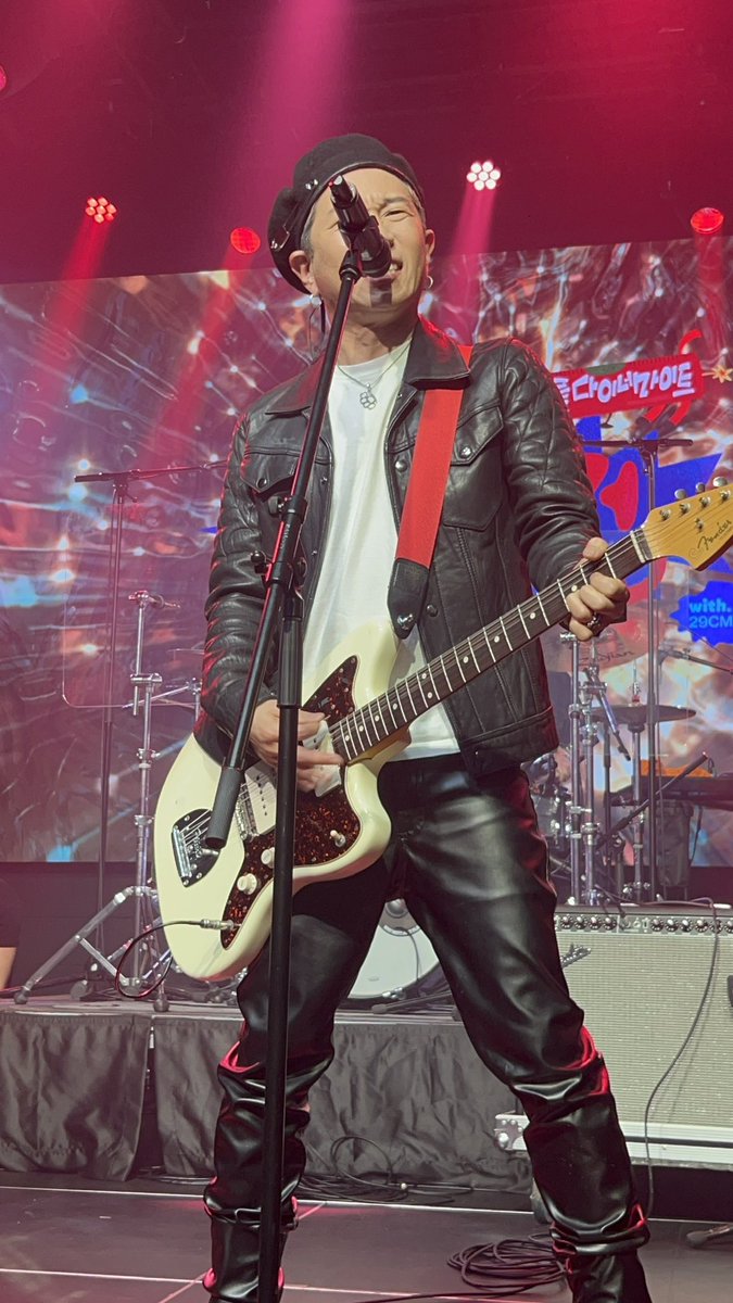 락스타은 위아래로 가죽자켓 입어야함