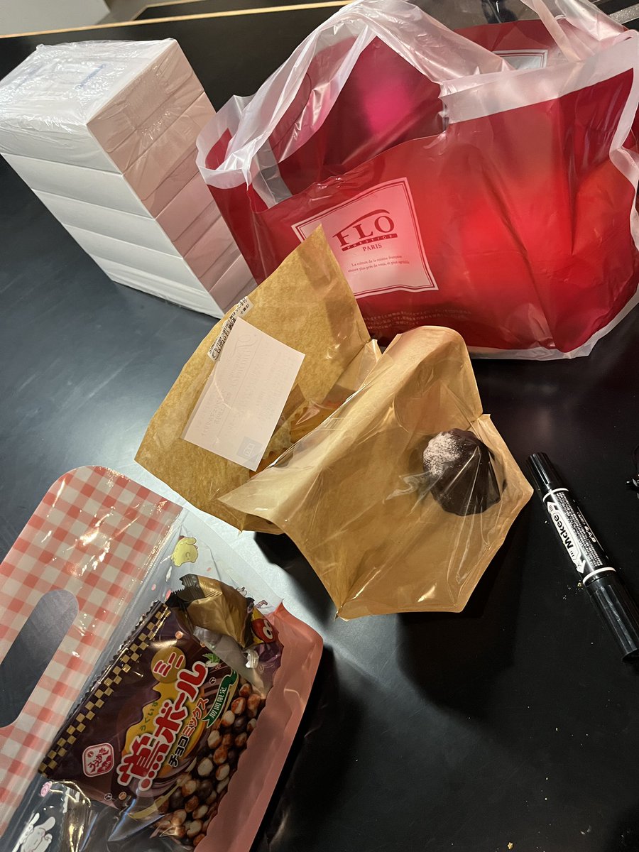 左上のティッシュは僕が買いました