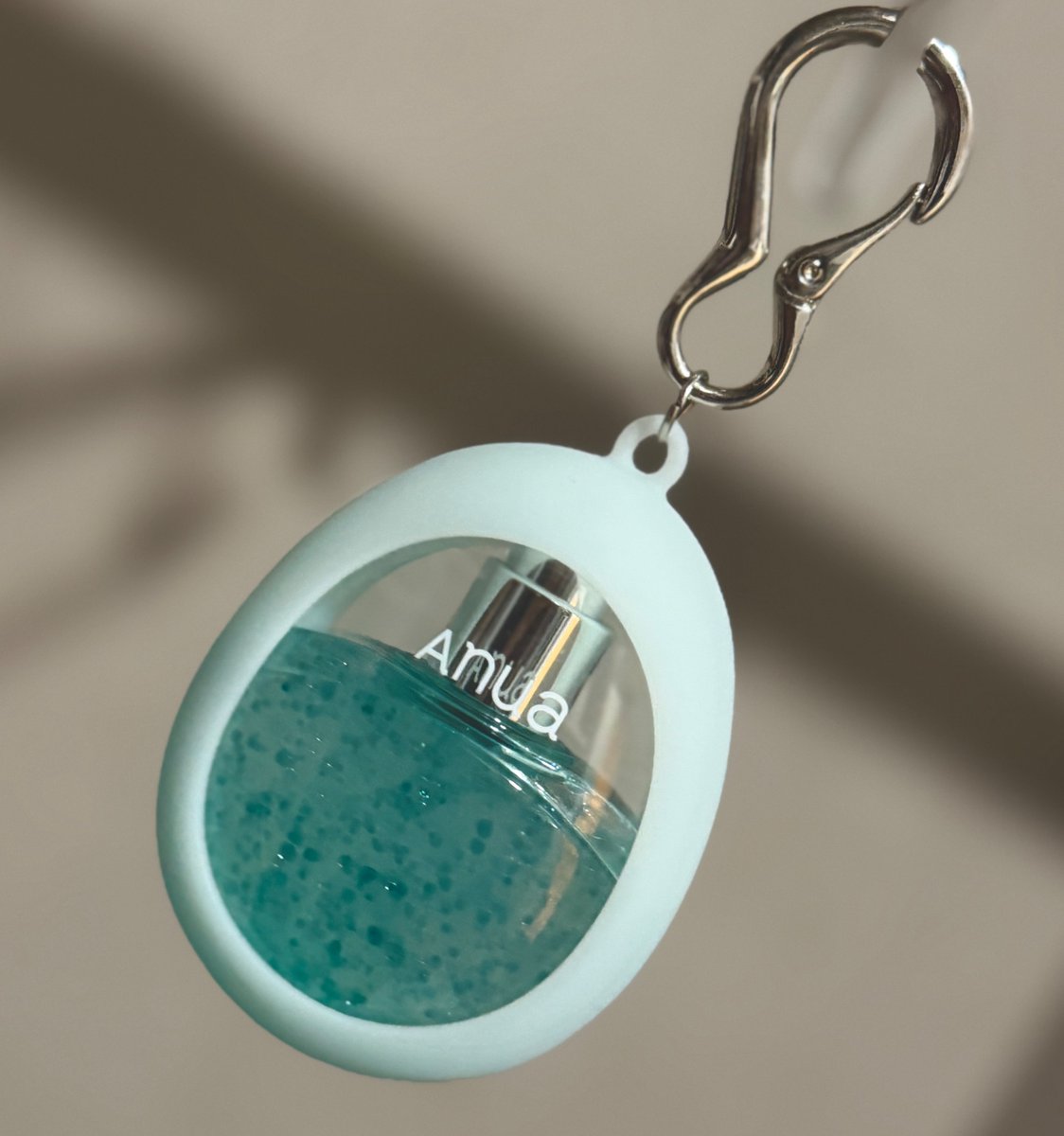 アヌアの凄い所は技術もそうだけど「今求められている物」をすぐに形にしてくれる所だと思う。油分たっぷりミストしか無い時に水分メインのミストを出したり、ただ出すだけじゃなくて持ち運びでもオシャレに見える形を出したり未来見えてるん？と思ってる