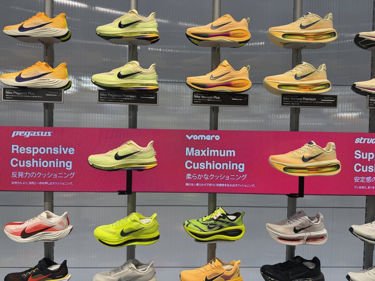 デジタルサイネージの前にあるNIKEは 本物。 こういう見せ方もあるんだね