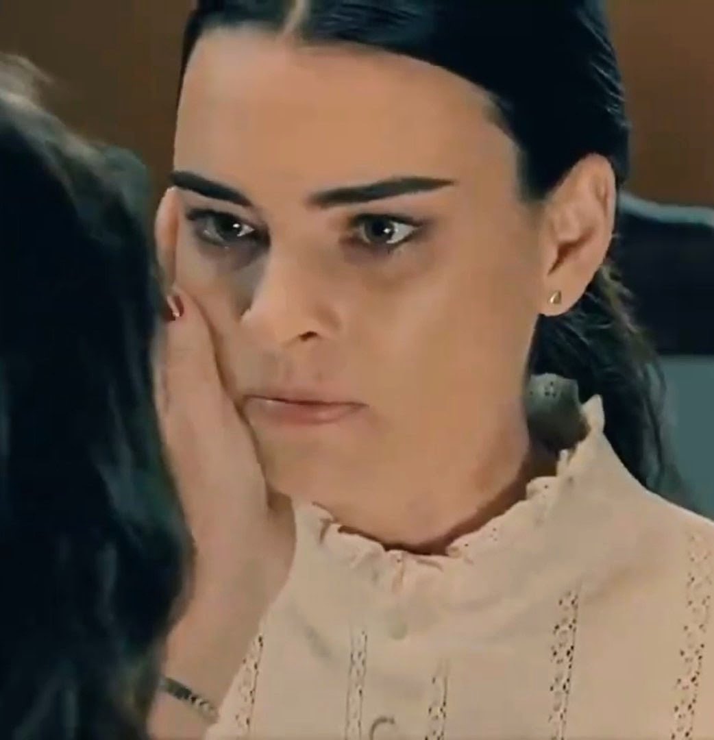 Fuerza silenciosa.
La misma que hará que no se desmorone en su exilio mientras supera el trauma y hará que vuelva a casa a recuperar su vida.
Solo alguien como Alba podría lograr transmitir todo lo que se va a venir con Fina.
#DomingoDeAlbaBrunet