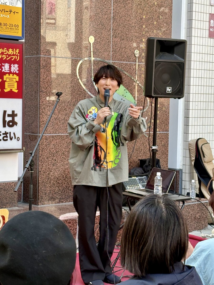akopon7's tweet photo. 上田タカヒロさん。
上田くんの歌を久々に枚方ビオルネのフリーライブで聴いたけど、
やっぱり最高でした❣️

聴いて泣けてくる😭

またたまには枚方帰ってきて元気なお顔見せてくださいね〜！ https://t.co/0JQFx0feVu