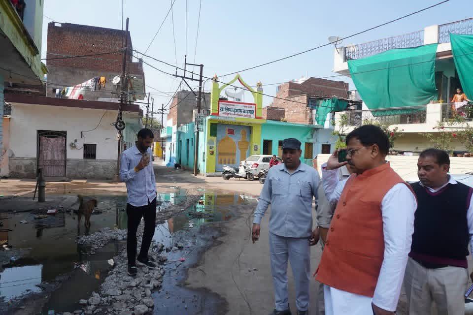 वार्ड क्रमांक 6 के मेवाती मोहल्ले में आज सीवर लाइन का निरीक्षण किया। क्षेत्र में जल निकासी व्यवस्था की स्थिति का जायजा लेकर संबंधित अधिकारियों को आवश्यक दिशा-निर्देश दिए।

मजबूत सीवर व्यवस्था स्वच्छता और स्वास्थ्य की दृष्टि से अत्यंत आवश्यक है। प्रत्येक वार्ड में बेहतर मूलभूत