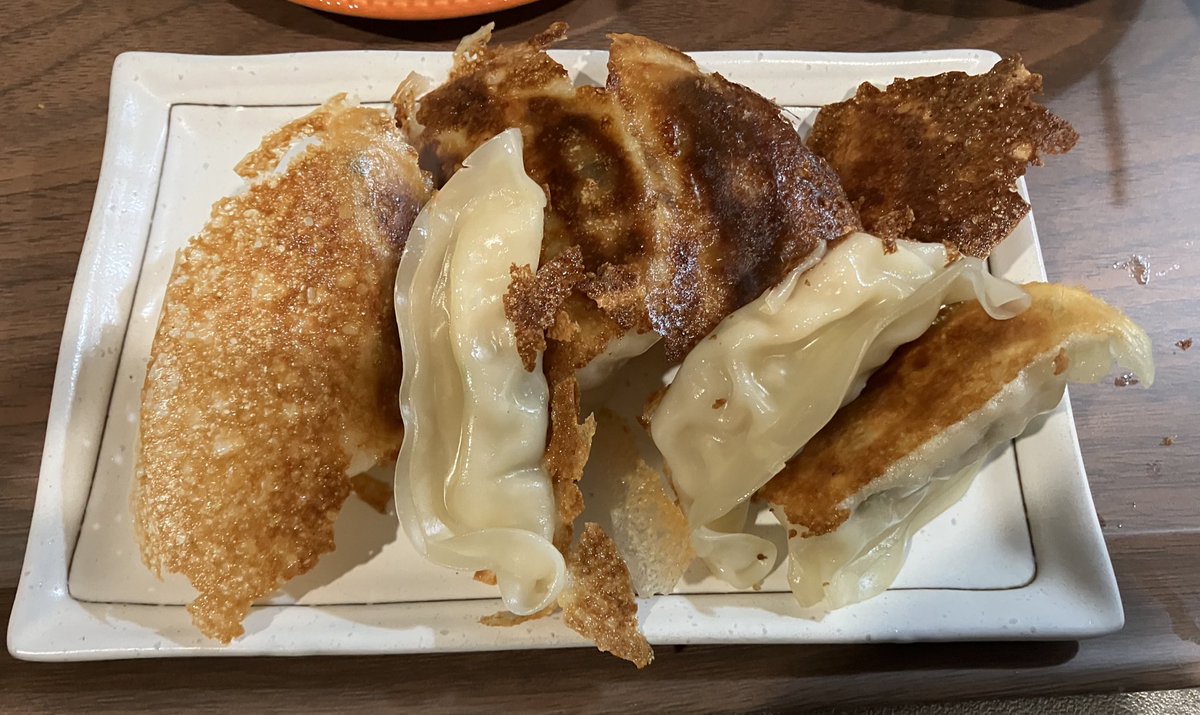 皿にのせるの下手すぎて意味わからん。 味は一緒だ。食う。 って思って