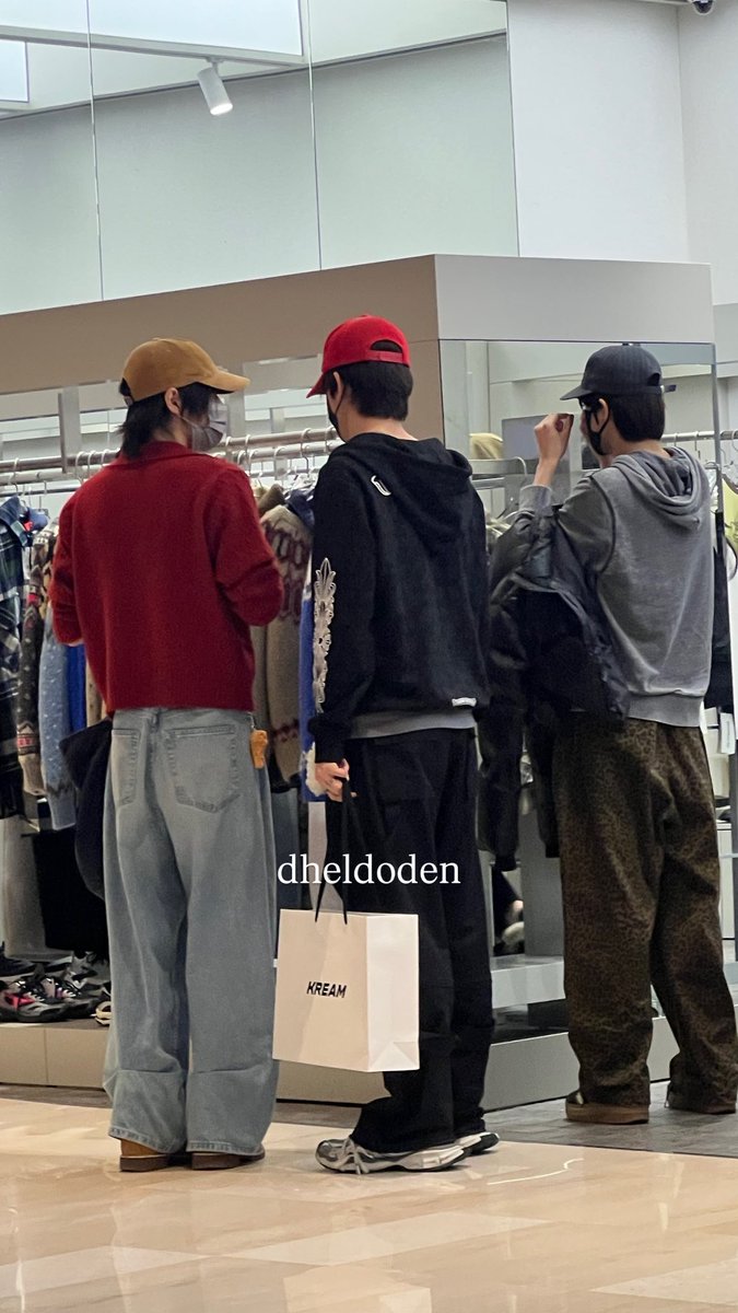 dheldoden's tweet photo. 롯데월드몰 왔다가 연생?아이돌? 만났음
사람 없을때 빨간니트입으신 분한테 물어봤는데 말은 못해준대 너무궁금함… https://t.co/lpySMVLSJr