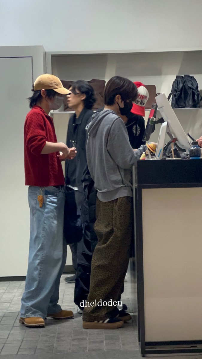 dheldoden's tweet photo. 롯데월드몰 왔다가 연생?아이돌? 만났음
사람 없을때 빨간니트입으신 분한테 물어봤는데 말은 못해준대 너무궁금함… https://t.co/lpySMVLSJr
